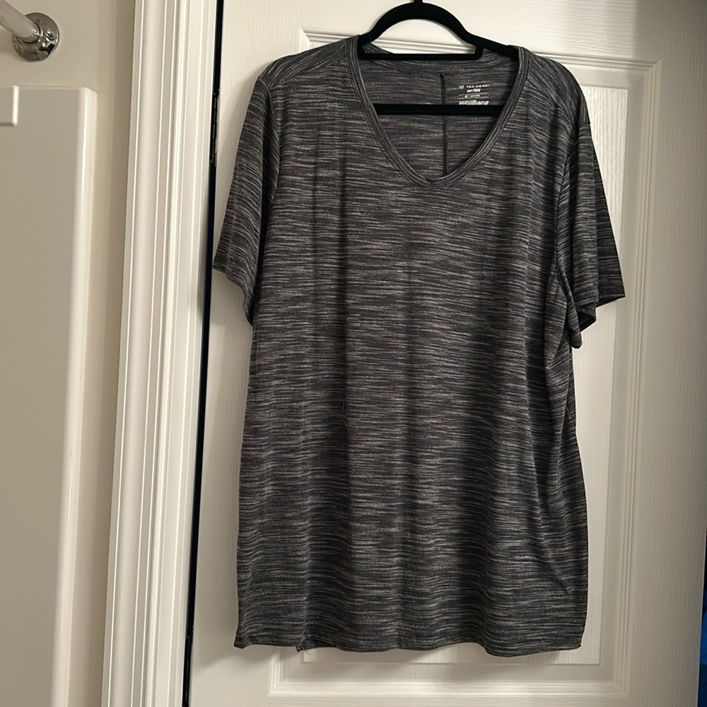 2 xl dry fit tee shirt Euc